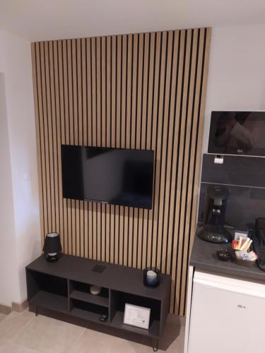 charmant gite 25m² indépendant (charmant gite 25m² independant) in อาแล็ส