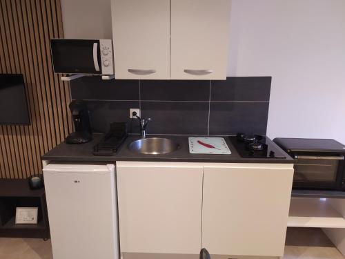 charmant gite 25m² indépendant (charmant gite 25m² independant) in อาแล็ส