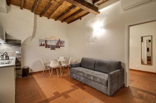 Pilastri Apartment Near Santa Croce - main image