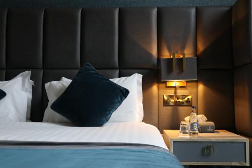 Superior King Room image 7