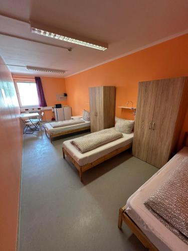 4 twin beds