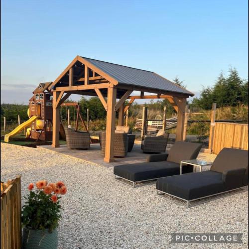 Maneight Luxury Lodge with hot tub in Камнок