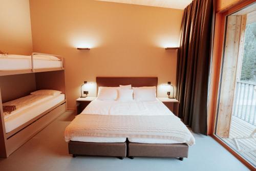 2 twin beds, 2 bunk beds
