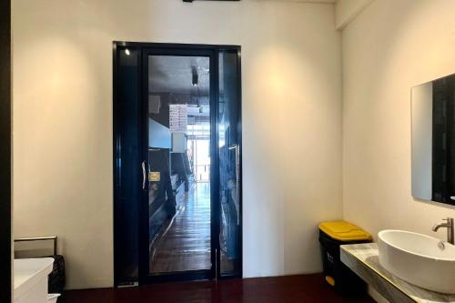 Bathroom, Deva Hostel & Relax Pool in Tha Phae