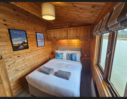Bure River Lodge Houseboat in Dilhema