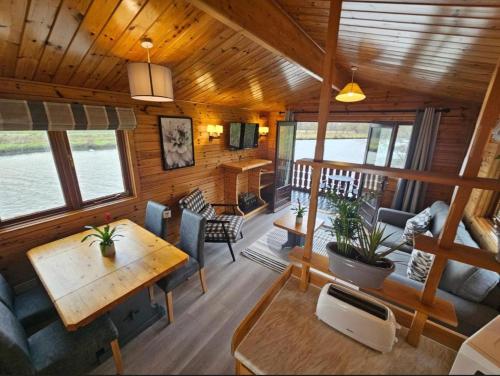 Filby Broads Lodge Houseboat in Dilhema
