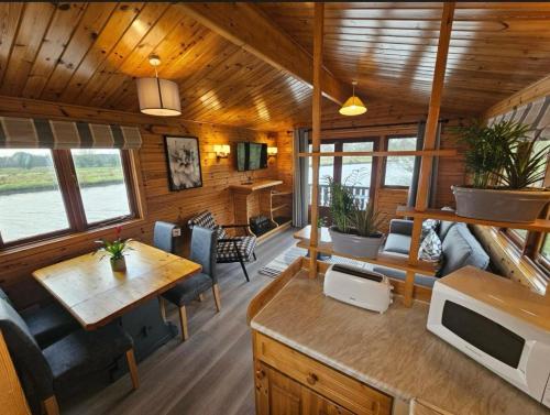 Filby Broads Lodge Houseboat in Dilhema