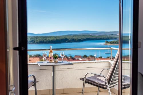 Biserka 2 with stunning sea view - Apartment - Punat
