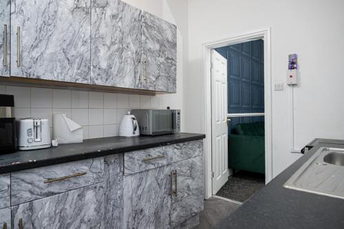 Superior 4-Bedroom Home ideal for families, Contractors and Relocations in Tunstall