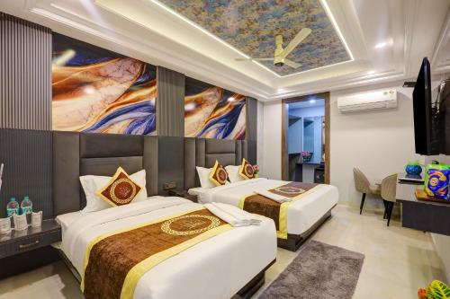 1 queen bed, 1 twin bed