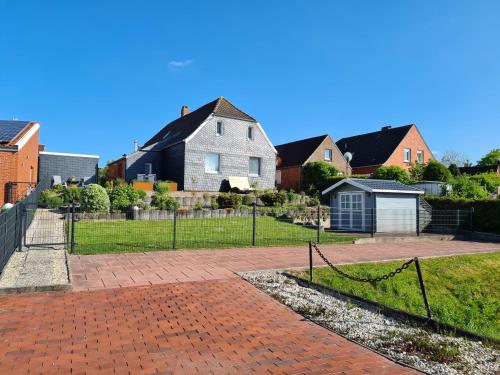Schiefer Huus in Krummhörn, Deutschland