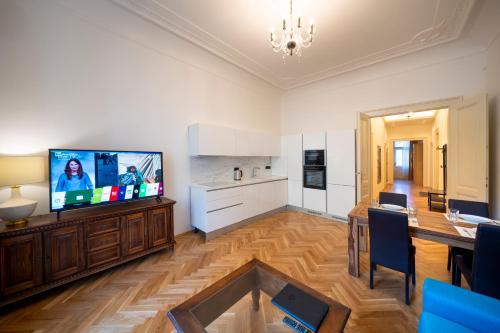 Old Town - 3 Room with 2 Bathroom & Balcony Apartment 28 Října - image 2