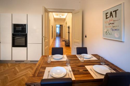 Old Town - 3 Room with 2 Bathroom & Balcony Apartment 28 Října - image 3