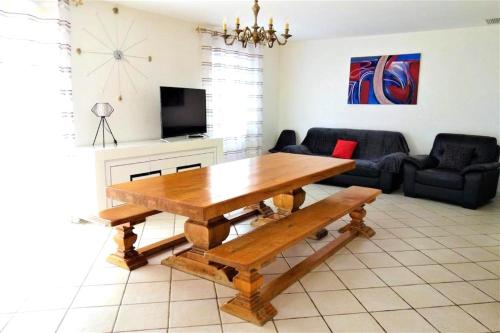 Koplietošanas atpūtas telpa ar TV, Villa Le Jardin des Délices - de 2 à 8 personnes avec Piscine (Villa Le Jardin des Delices - de 2 a 8 personnes avec Piscine) in Raissac-d'Aude