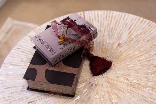 Luxurious 3BDR In King David 19 with Parking