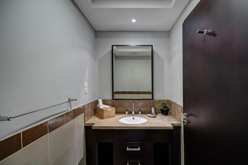 Spacious 1B with Balcony Overlooking City Views, Dubaï (photo 10)