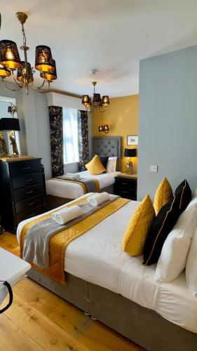 1 double bed, 1 twin bed