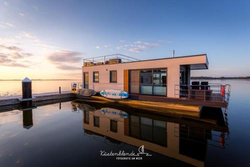 Hausboot Dory in Ribnitz-Damgarten, Deutschland