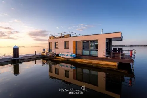 Hausboot Dory in Ribnitz-Damgarten, Deutschland