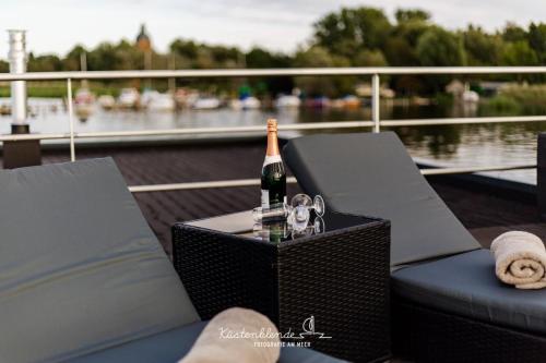 Hausboot Dory in Ribnitz-Damgarten, Deutschland