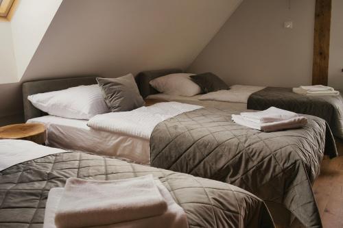 3 twin beds