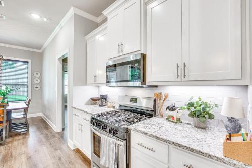 Peaceful Flint Home, Close to Lake Palestine! Peaceful Flint Home, Close to Lake Palestine!