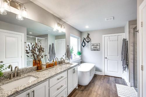 Peaceful Flint Home, Close to Lake Palestine! Peaceful Flint Home, Close to Lake Palestine!