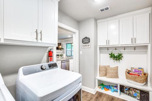 Peaceful Flint Home, Close to Lake Palestine! Peaceful Flint Home, Close to Lake Palestine!