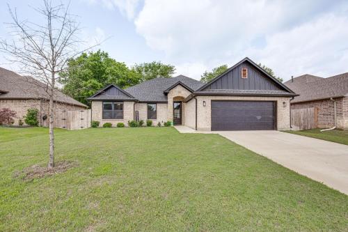 Peaceful Flint Home, Close to Lake Palestine! Peaceful Flint Home, Close to Lake Palestine!