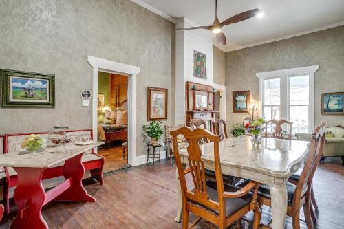 gedeelde lounge/tv-ruimte, The Gallery House Boutique Hotel in Stephenville (TX)