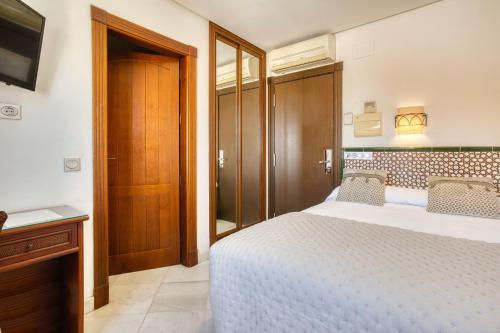 Economy Double Room image 4