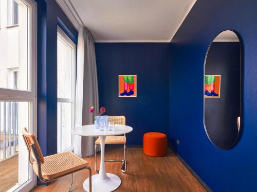 Large Room with Balcony - Accessible image 4