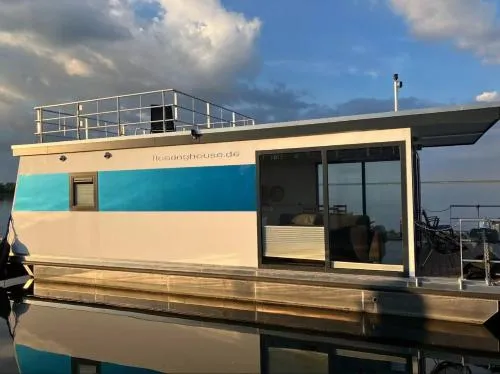 Hausboot Fru Püttelkow in Röbel, Deutschland