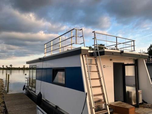Hausboot Fru Püttelkow in Röbel, Deutschland