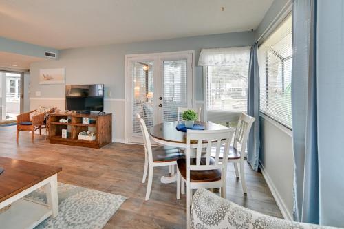 Updated Myrtle Beach Retreat 3 Minutes to Beach! - image 14