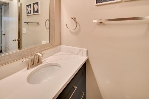 Updated Myrtle Beach Retreat 3 Minutes to Beach! - image 9