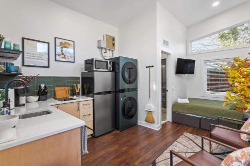 The Acorn - Tiny House in HISTORIC OAKWOOD