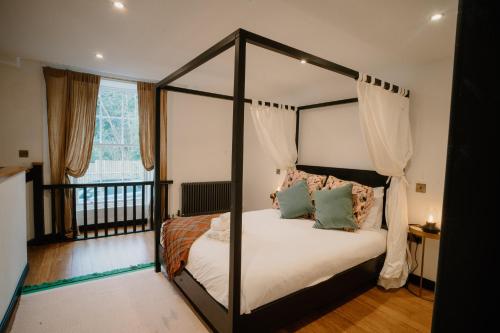 1 queen bed, 1 sofa bed