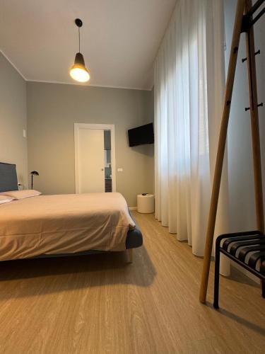 Budget Double Room image 7