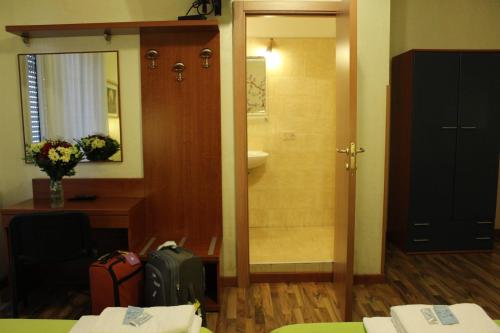 Hotel America Room Type - Triple Room with Private Bathroom