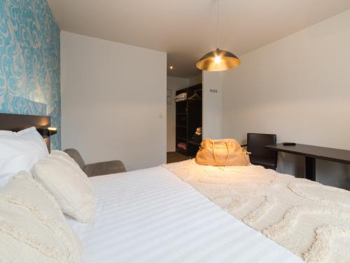 Standard Double Room image 3