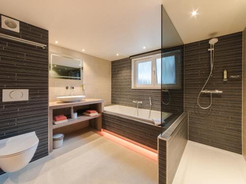 Deluxe Double Room with Hot Tub image 6