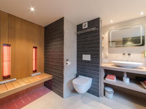 Deluxe Double Room with Hot Tub image 3