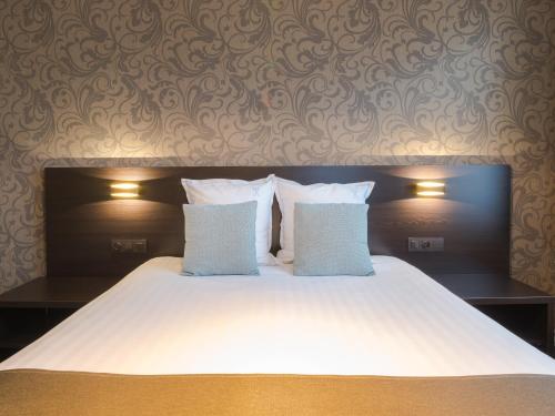 Small Double Room image 7