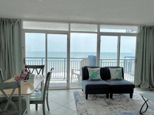 Oceanfront 2BR King Suite Atlantica Resort