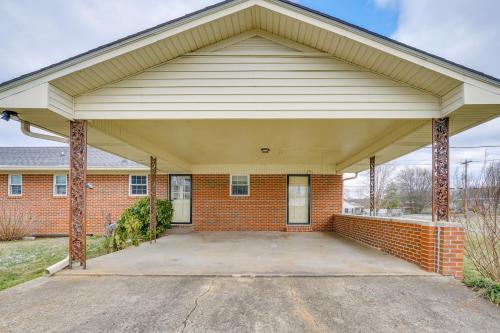 2 Mi to Town Rustic East Tennessee Home! in Etowah (TN)