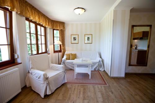 Deluxe One-Bedroom Suite with Sea View