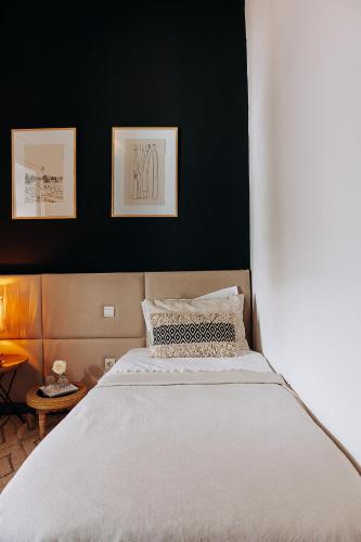 Deluxe Twin Room image 6