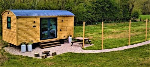 Exterior view, The Stag's Head - Shepherds Hut in Singleton