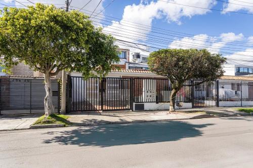 Huge Casa con Jardín en el Norte Bogotá